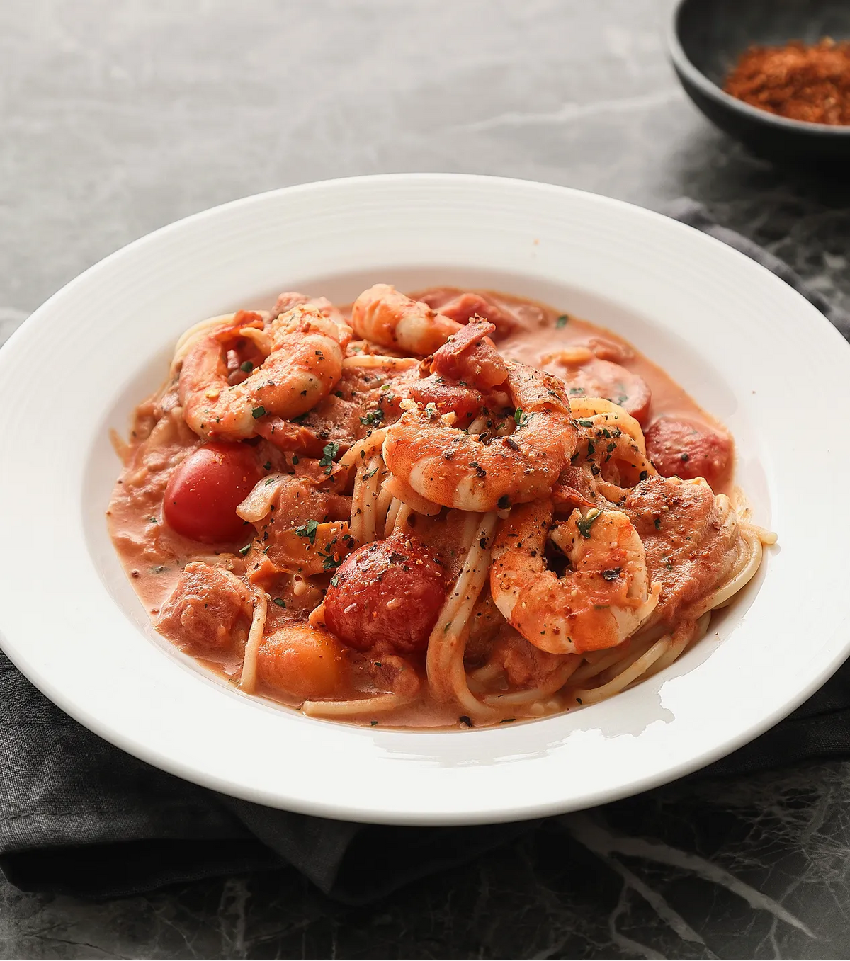 Pasta mit Tomatensahne und Garnelen