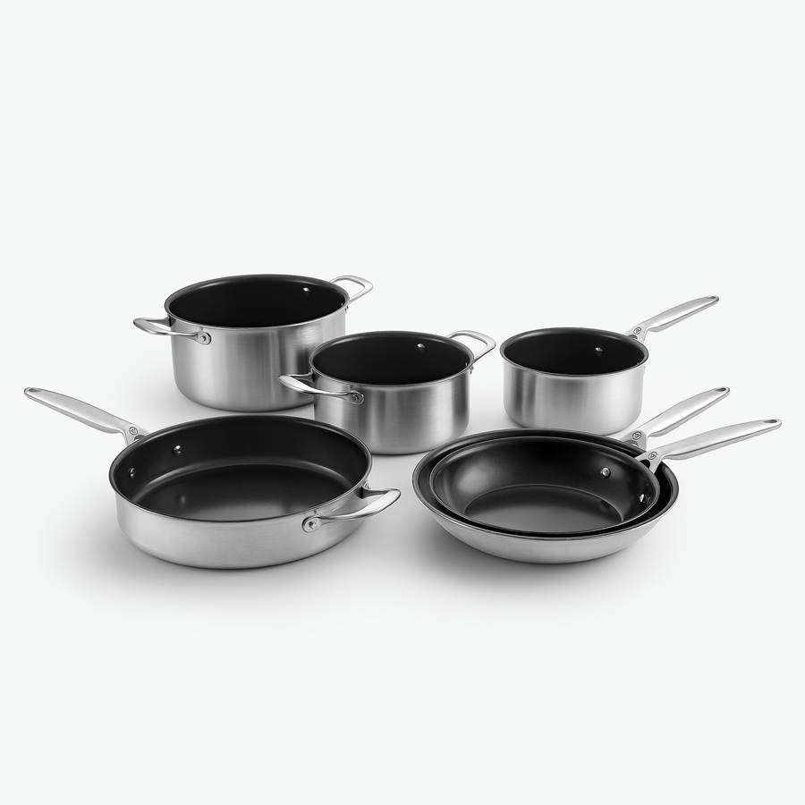 Signature-Set aus 3-Ply Keramik: zwei Kochtöpfe, Kasserolle, Sautierpfanne und Bratpfannen Ø24 und Ø28 cm, ohne Deckel, schräg von vorn