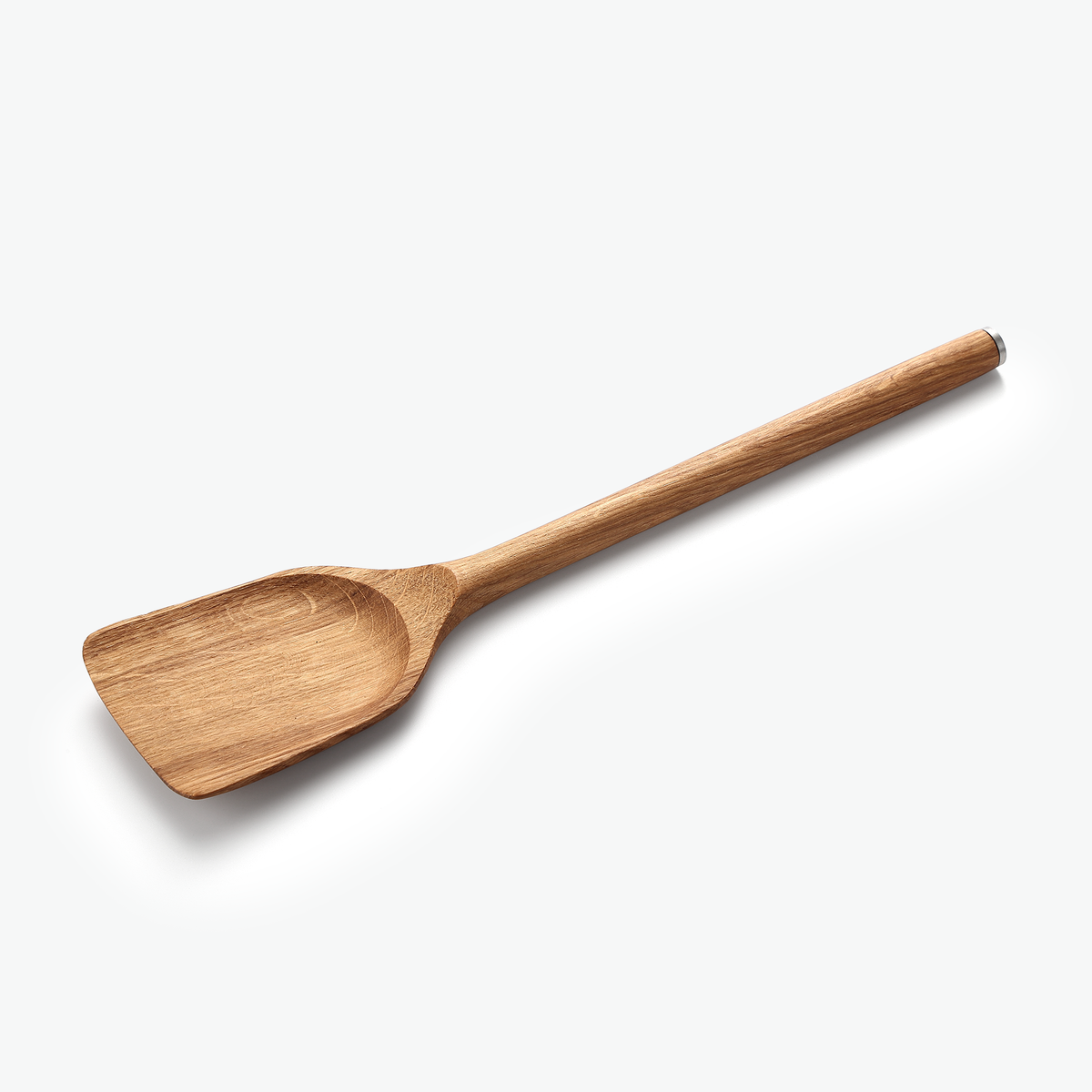 Großer Holzpfannenwender aus Eiche aus dem Set, schräg #Material_Eiche