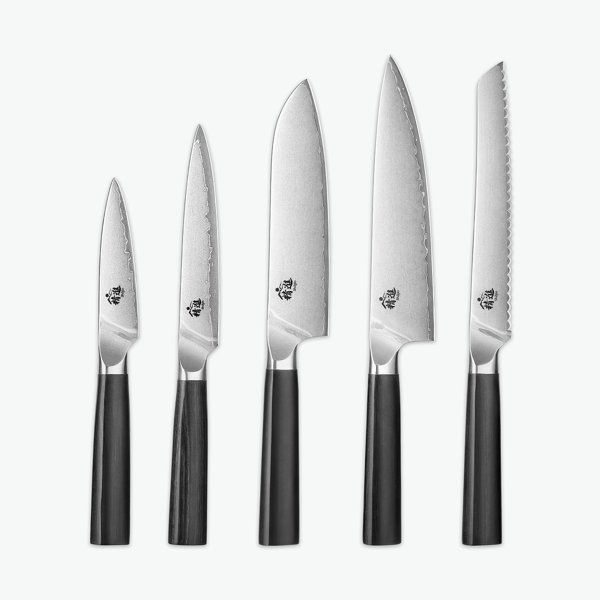 Die Shōjin Aira-Serie nebeneinander: Spickmesser, Universalmesser, Santokumesser, Kochmesser und Brotmesser