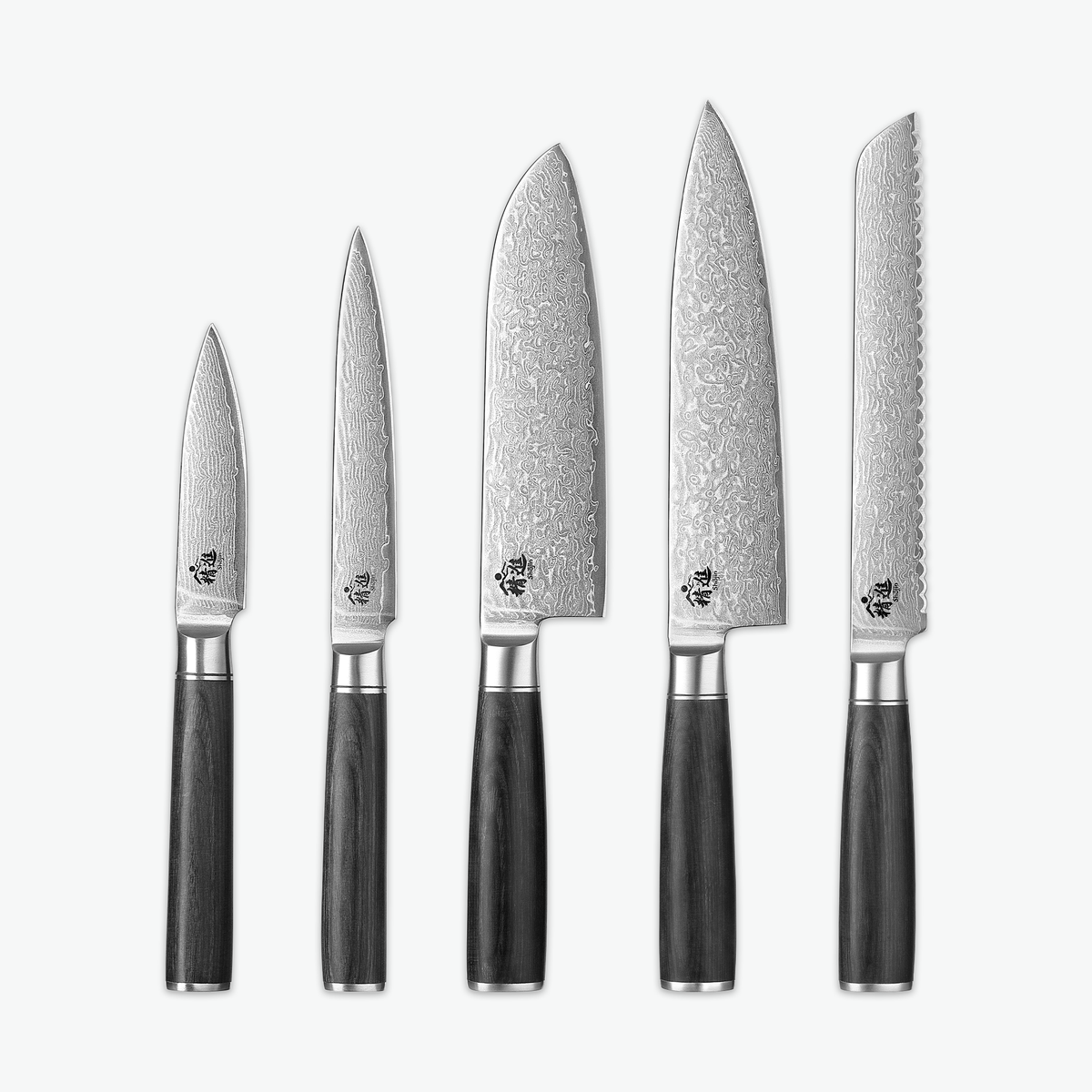 Die Shōjin Suna-Serie nebeneinander: Gemüsemesser, Universalmesser, Santokumesser, Kochmesser und Brotmesser