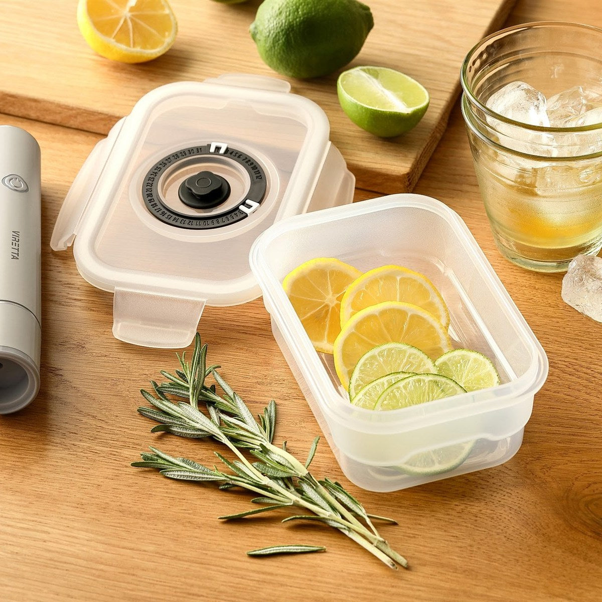 Vakuumbehälter aus Kunststoff mit Zitronen- und Limettenscheiben – Deckel und elektrische Vakuumpumpe liegen daneben #Größe_500 ml