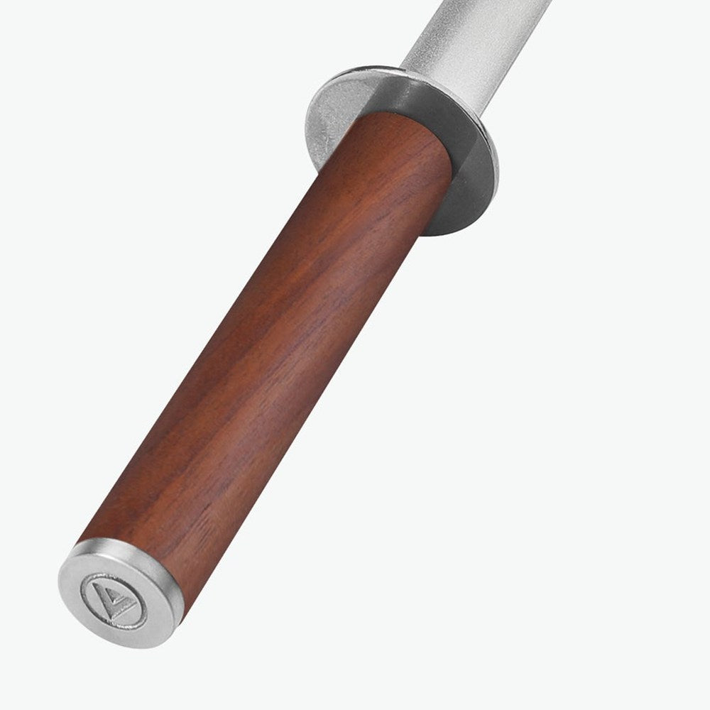 Griff aus Walnuss mit Endkappe am Wetzstahl Pro, aus der Nähe #Material_Walnuss