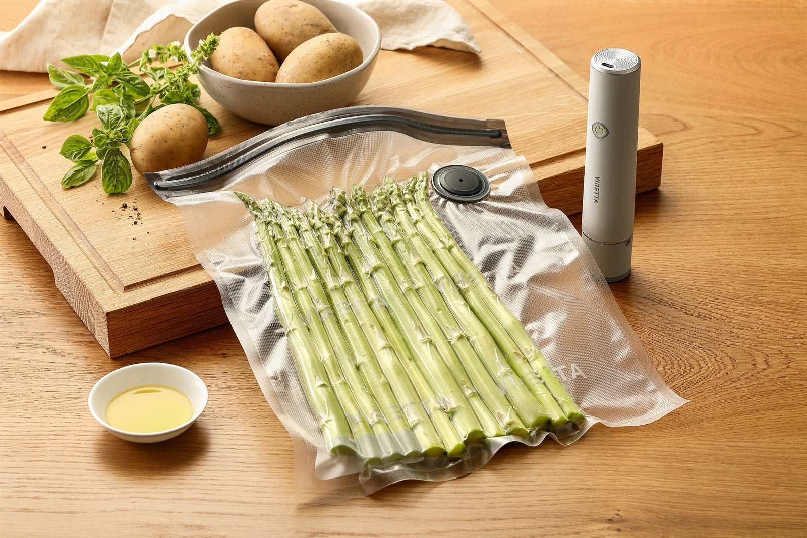 Spargel in einem Vakuumbeutel mit der elektrischen Pumpe