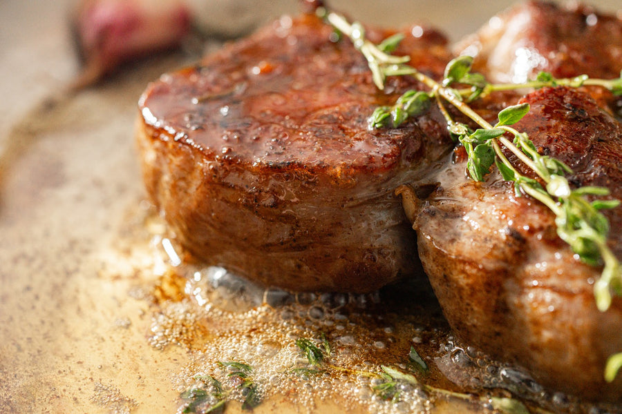 Steaks braten in Butter mit Thymian