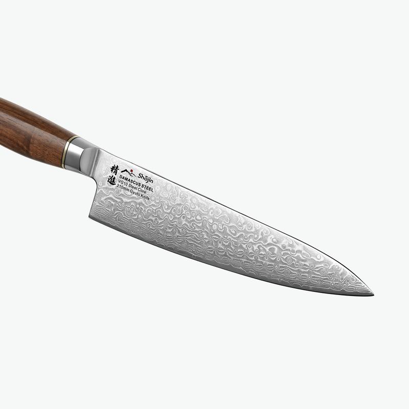 Damastmuster auf der Klinge des Shōjin Kaku Gyuto mit Walnussgriff, Nahaufnahme