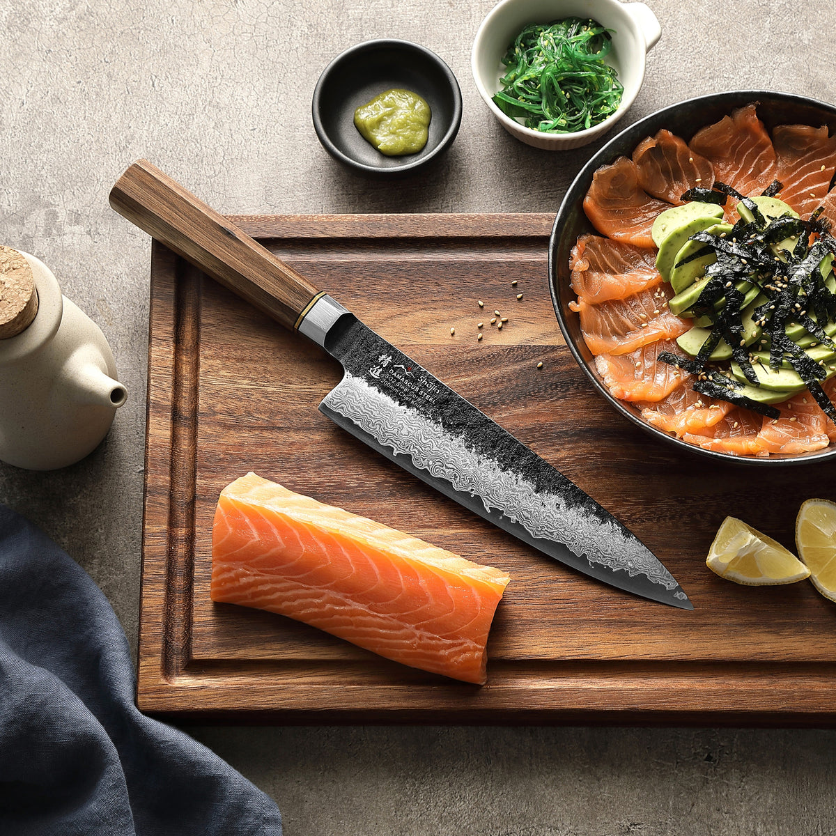 Lachs und Shōjin Kashi Kochmesser mit Walnussgriff auf einem Walnussbrett