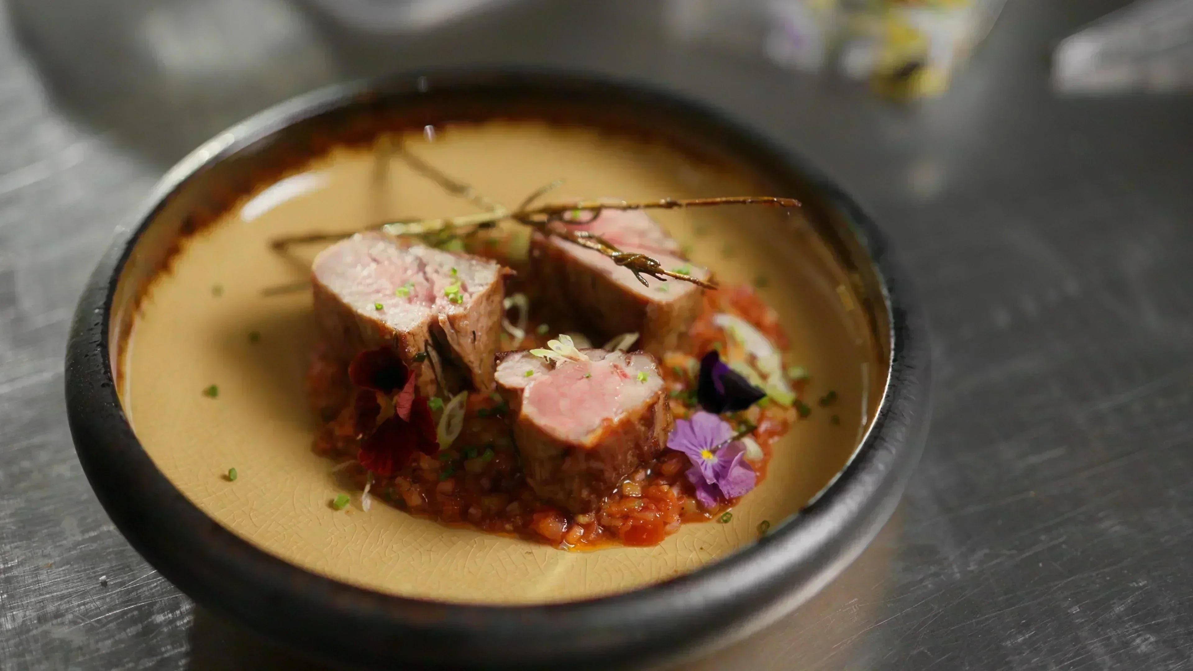 Rosa gebratene Kalbsfilets mit Tomatenkompott und Kräutern