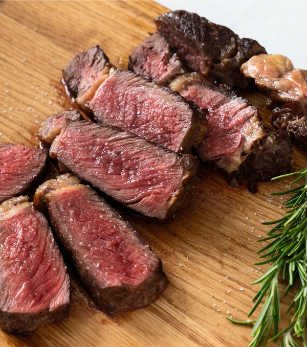 Gebratenes Rindersteak mit Knoblauch und Rosmarin