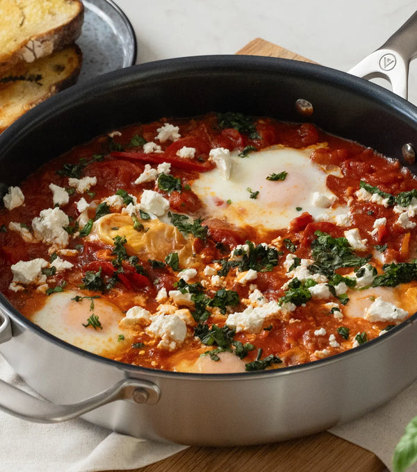 Shakshuka mit Tomaten und Kräutern