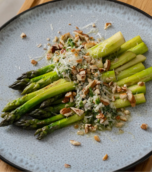 Spargelsalat mit Zitrone, Käse und Nüssen