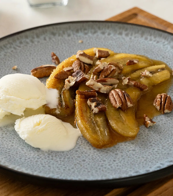 Karamellisierte Bananen mit Vanilleeis und Pekannüssen