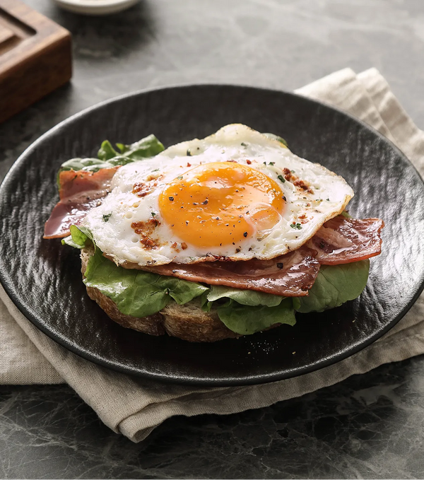 Sandwich mit Bacon und Spiegelei