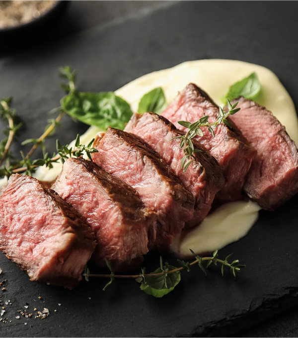 Tranchiertes Rindersteak mit Kräutercreme