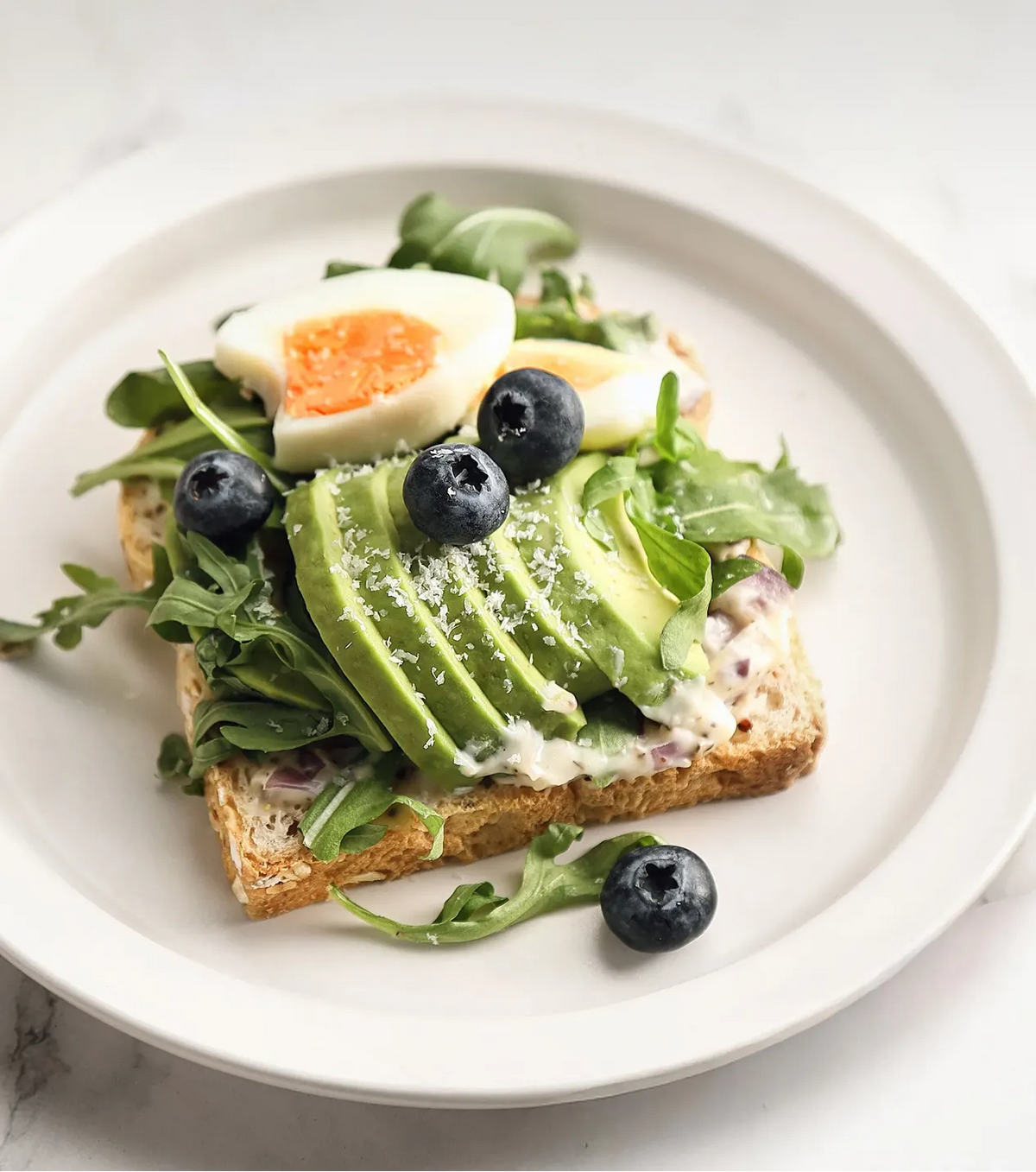 Avocadotoast mit Ei