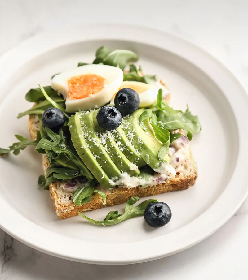 Avocadotoast mit Ei