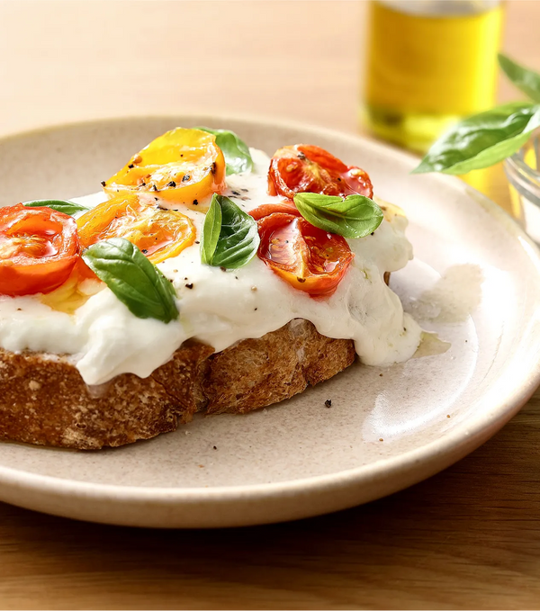 Offenes Sandwich mit Tomate und Burrata