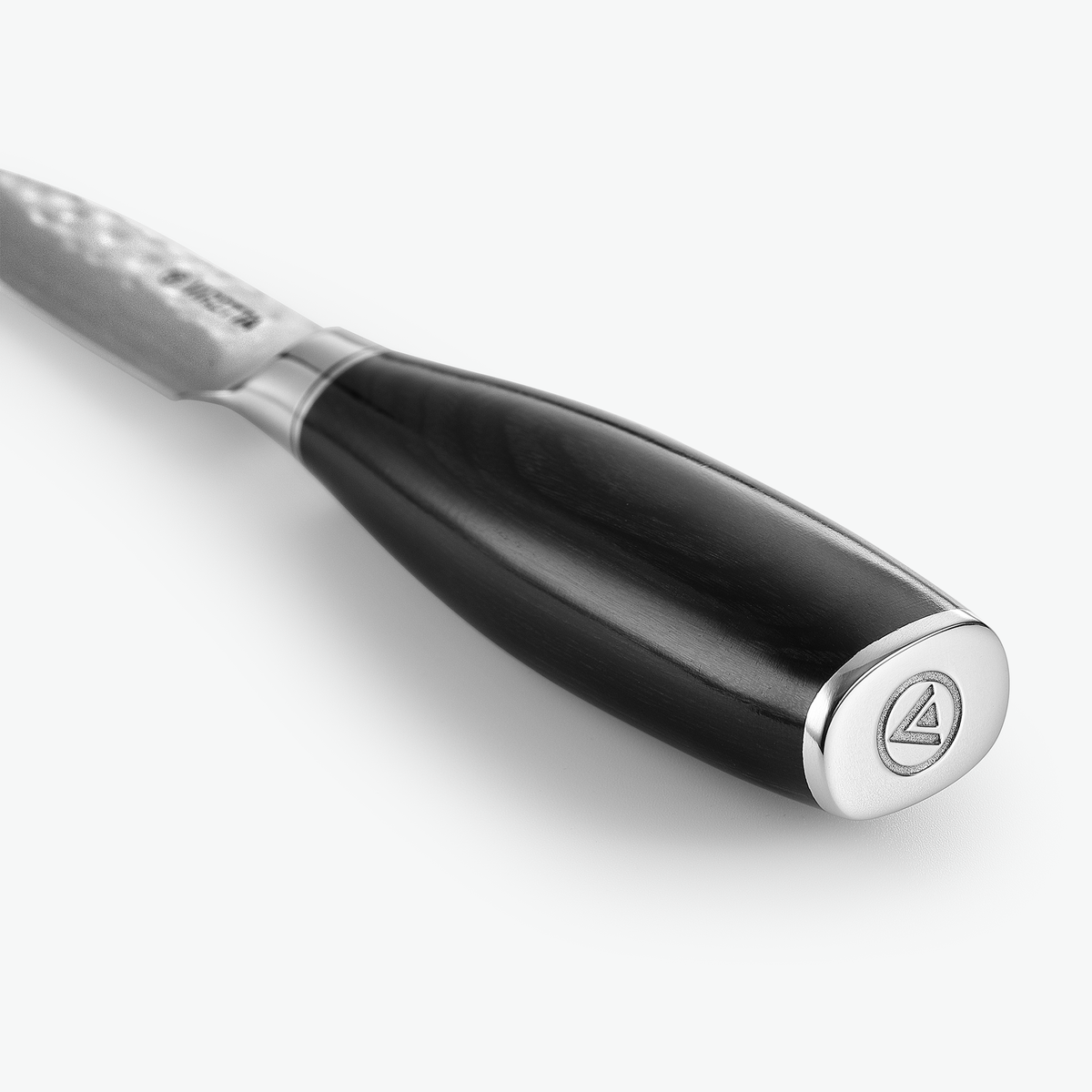 Endkappe aus Metall mit Logo am Shōjin Taru Gemüsemesser