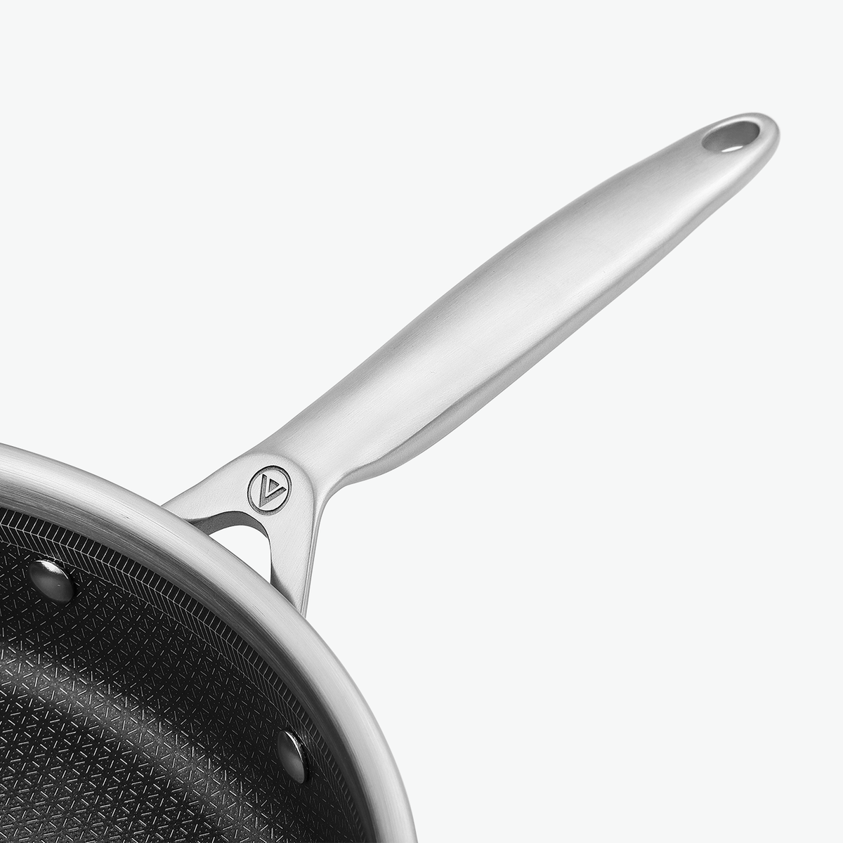 Griff, Nieten und Sechseckmuster der Sautierpfanne aus 3-Ply Hybrid, Nahaufnahme