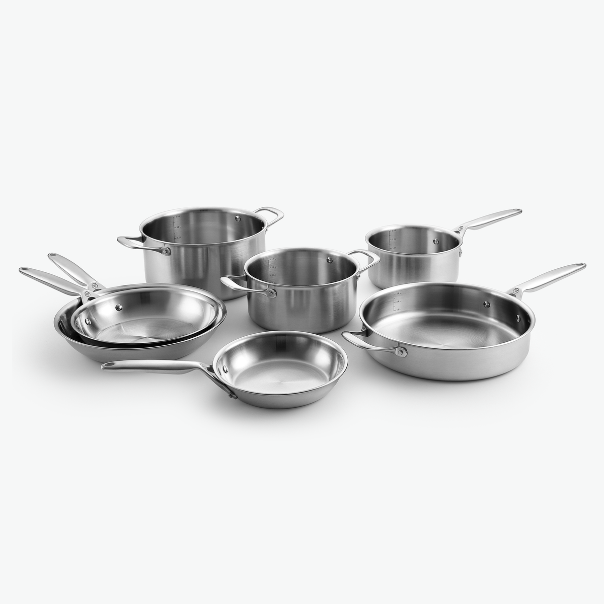 Chef-Set aus 3-Ply Edelstahl: zwei Kochtöpfe, Kasserolle, Sautierpfanne und Bratpfannen Ø20, Ø24 und Ø28 cm, ohne Deckel, schräg von vorn