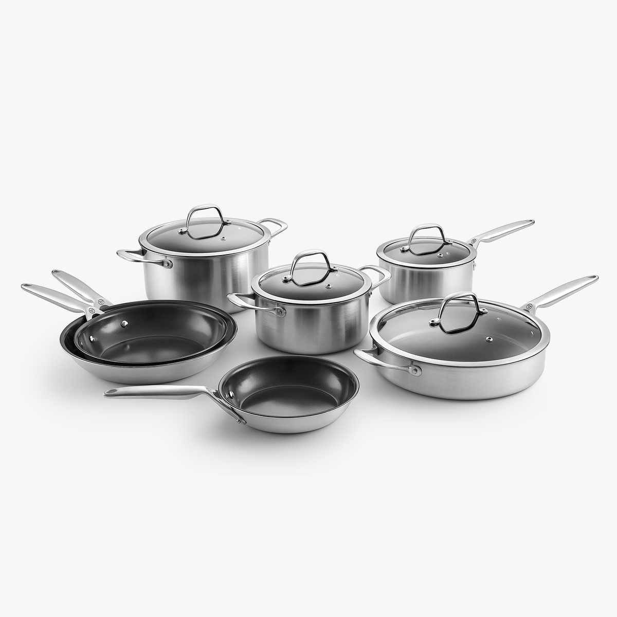 Chef-Set aus 3-Ply Keramik: zwei Kochtöpfe, Kasserolle, Sautierpfanne und Bratpfannen Ø20, Ø24 und Ø28 cm, mit Glasdeckeln, schräg von vorn