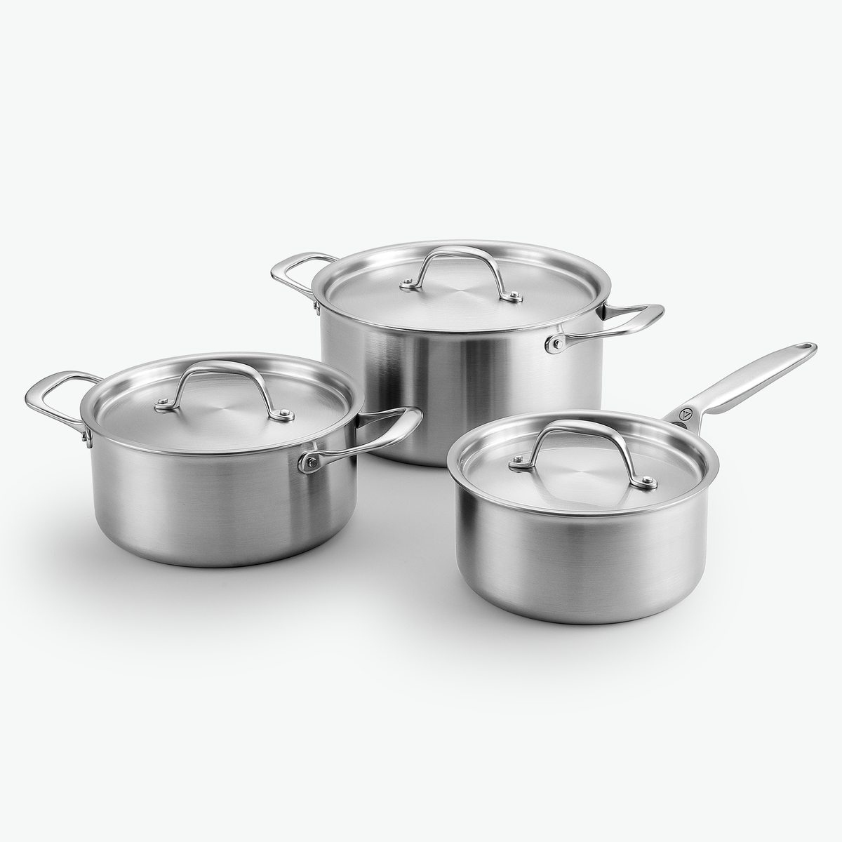 Topf-Trio aus 3-Ply Hybrid: Kasserolle 2,2 l und Kochtöpfe mit 3 l und 5,6 l, mit Edelstahldeckeln, schräg von vorn