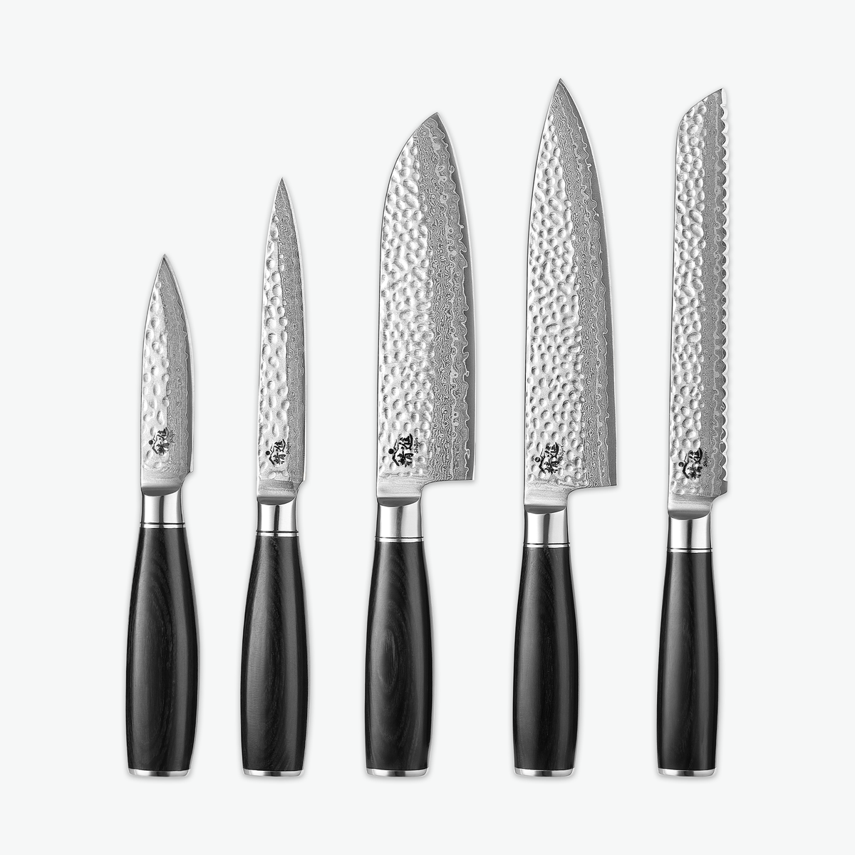 Shōjin Taru Messerset – Chef: Gemüsemesser, Universalmesser, Santokumesser, Kochmesser und Brotmesser auf hellem Hintergrund