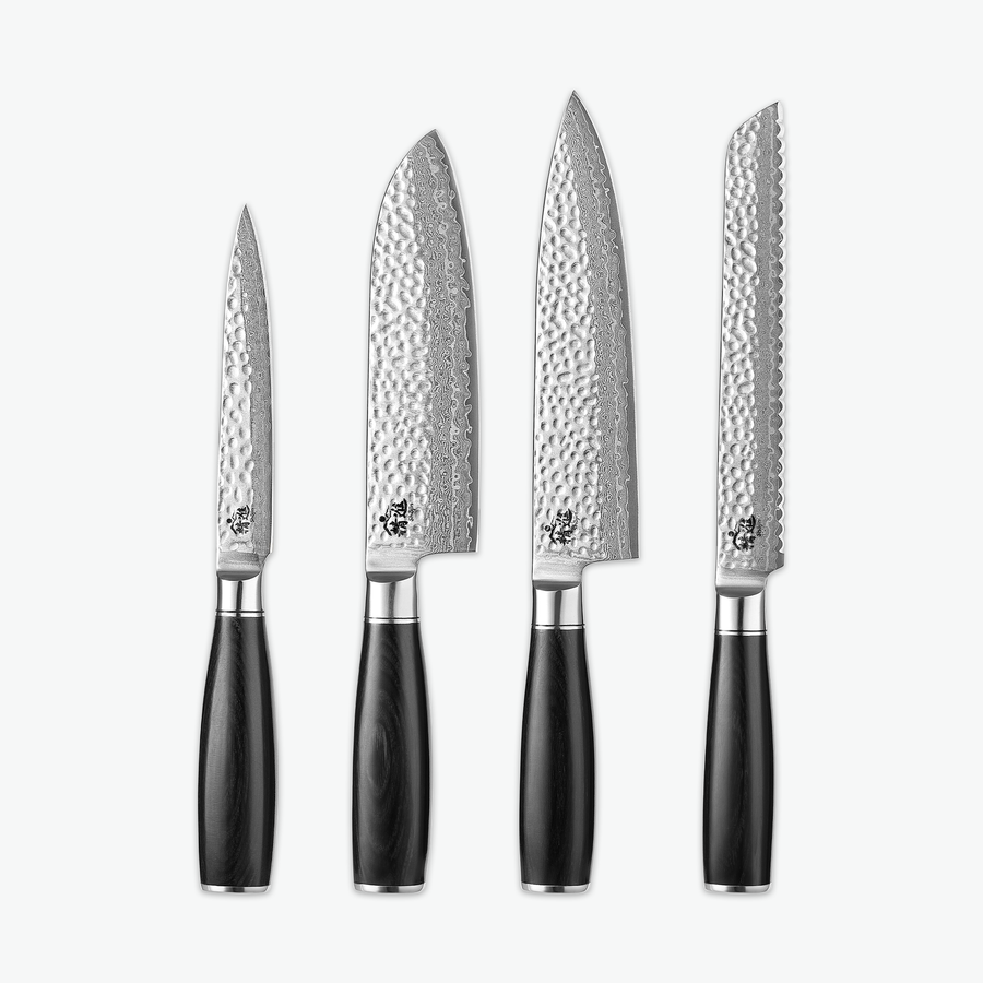 Shōjin Taru Messerset – Signature: Universalmesser, Santokumesser, Kochmesser und Brotmesser auf hellem Hintergrund