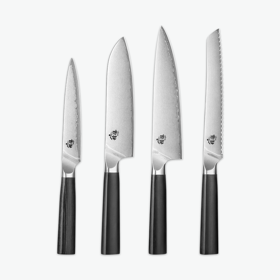 Shōjin Aira Messerset – Signature: Universalmesser, Santokumesser, Kochmesser und Brotmesser auf hellem Hintergrund