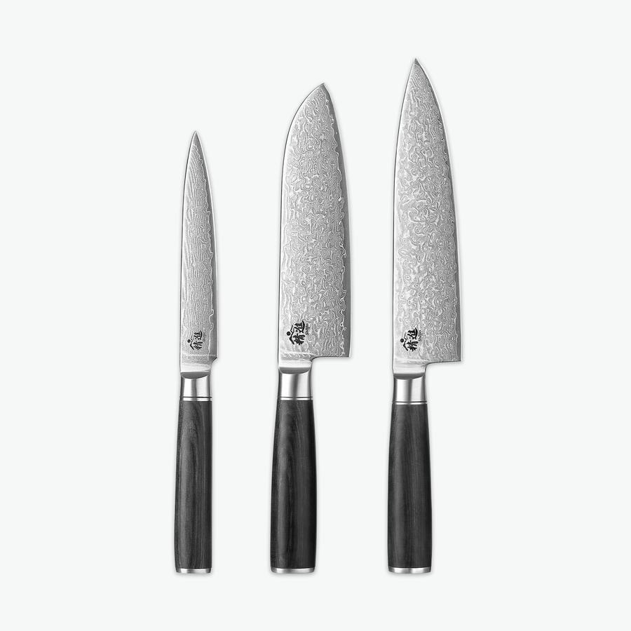 Shōjin Suna Messerset – Trio: Universalmesser, Santokumesser und Kochmesser auf hellem Hintergrund