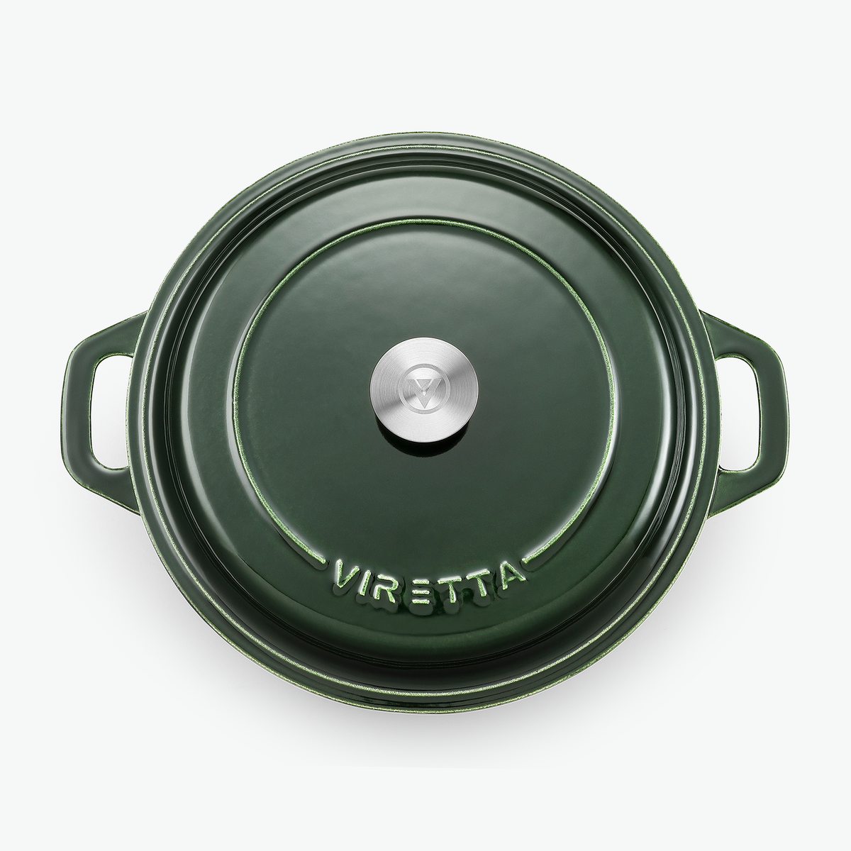 Deckel des Gusseisentopfs in Moosgrün mit Edelstahlknauf und geprägtem Logo, von oben