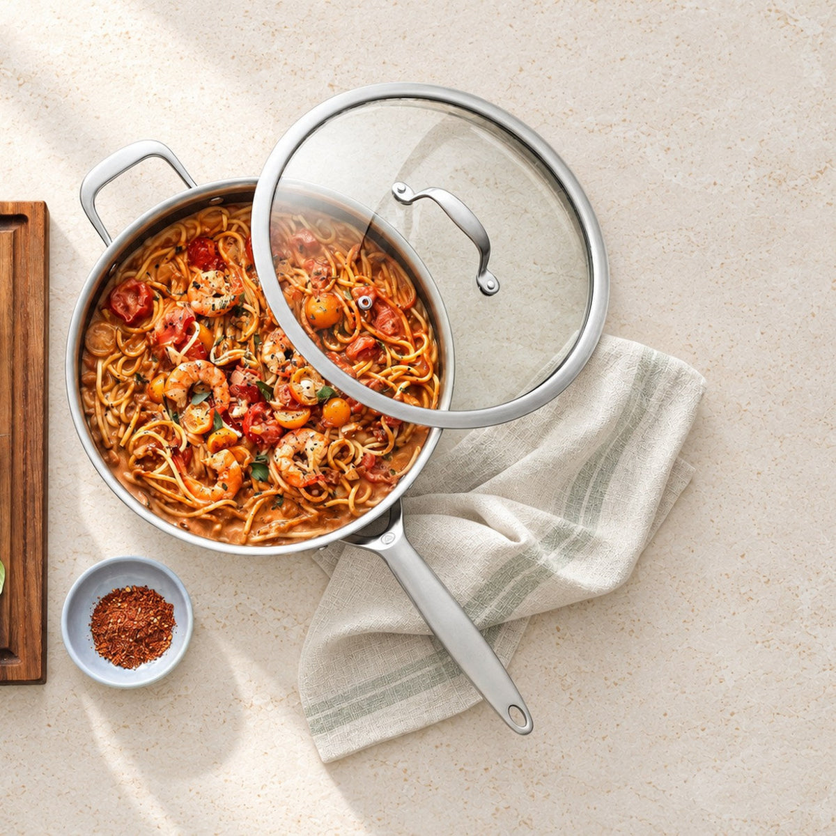 Spaghetti mit Garnelen und Tomaten in einer Sautierpfanne aus 3-Ply Hybrid mit dem Glasdeckel, von oben
