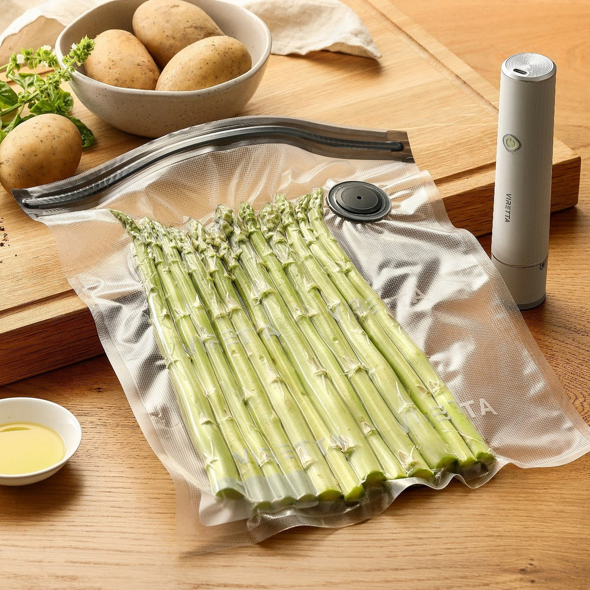 Die Vakuumpumpe neben Spargel in einem Vakuumbeutel