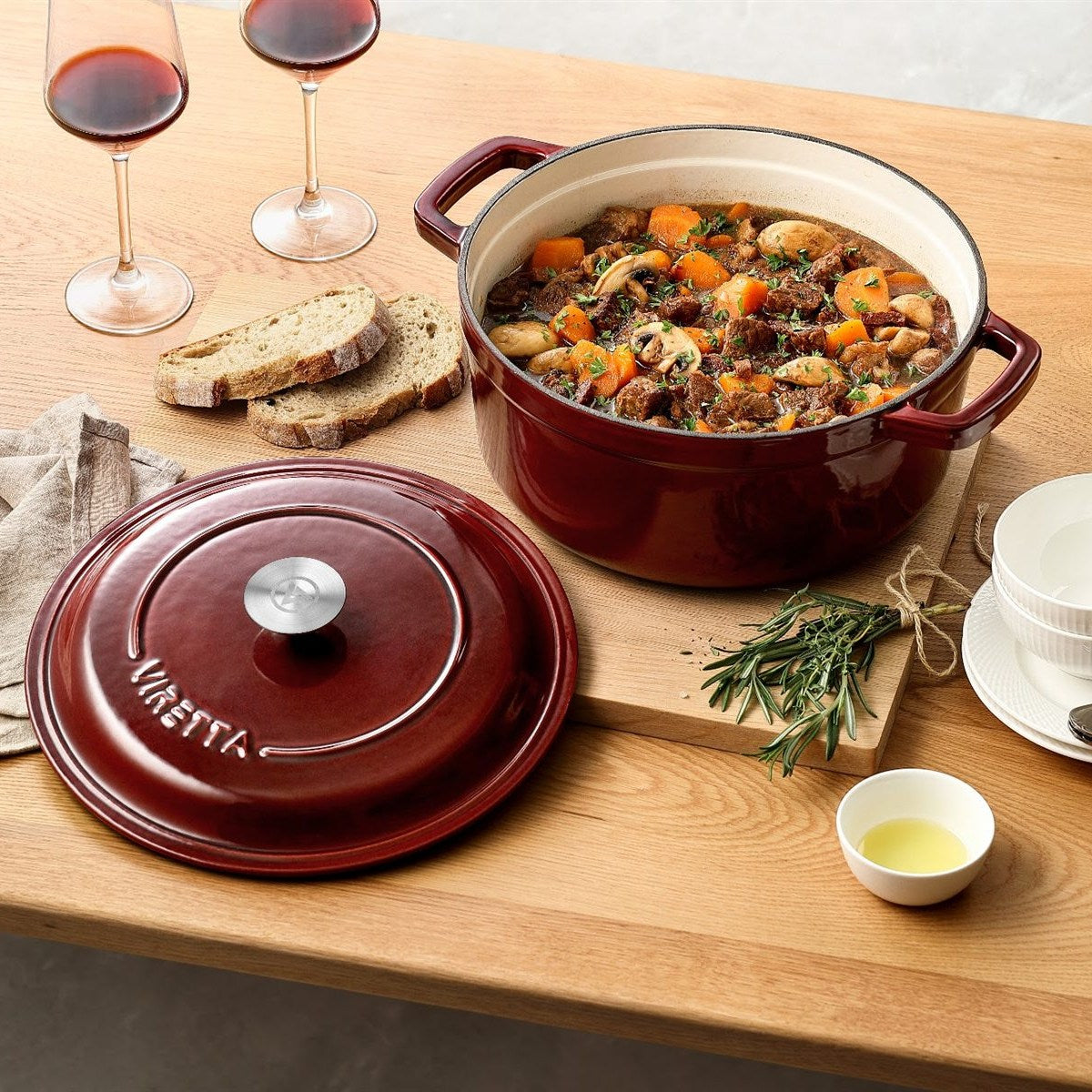 Johannisbeerroter Gusseisentopf mit Boeuf bourguignon, daneben der Deckel #Farbe_Johannisbeerrot