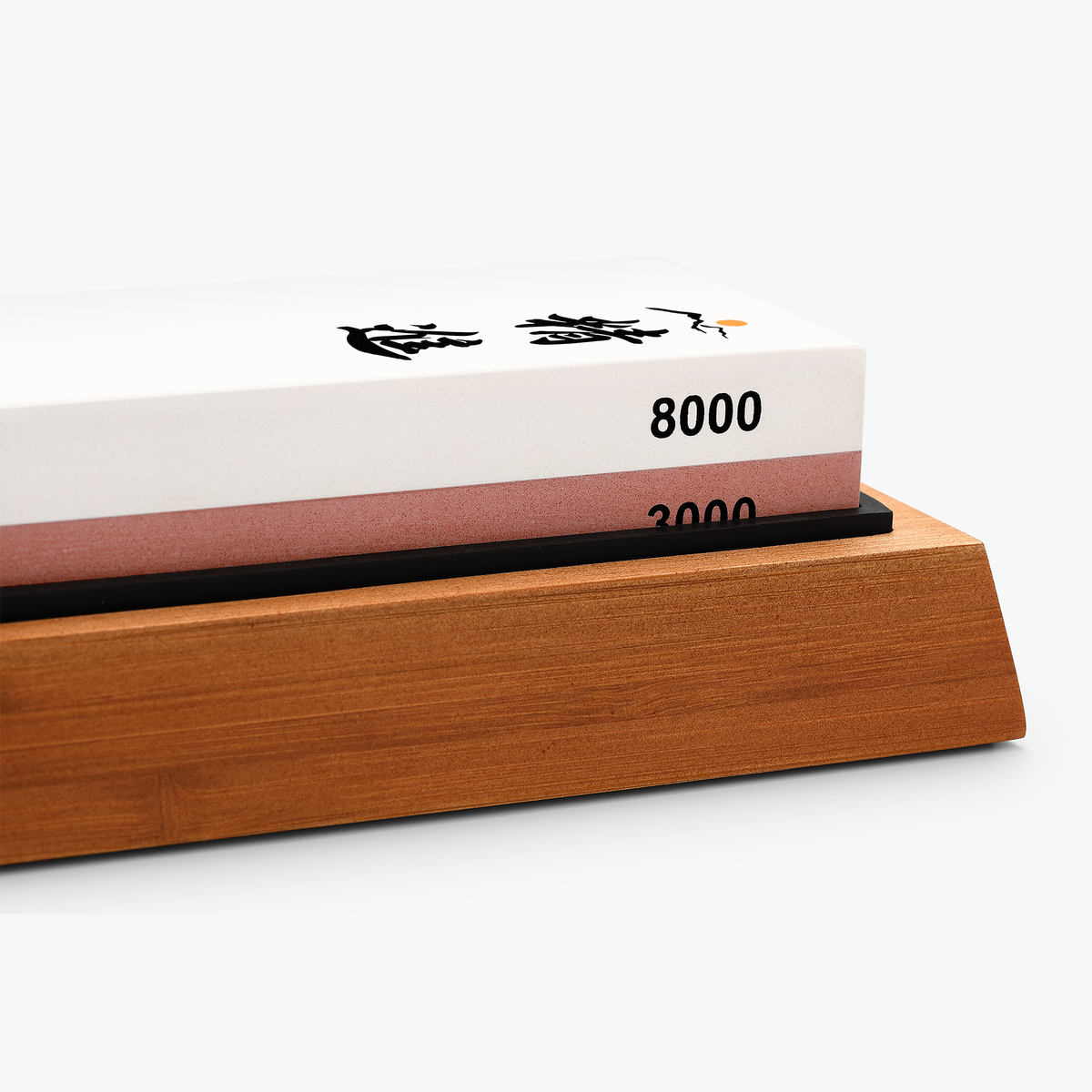Shōjin Schleifstein 3000/8000 im Bambushalter, aus der Nähe
