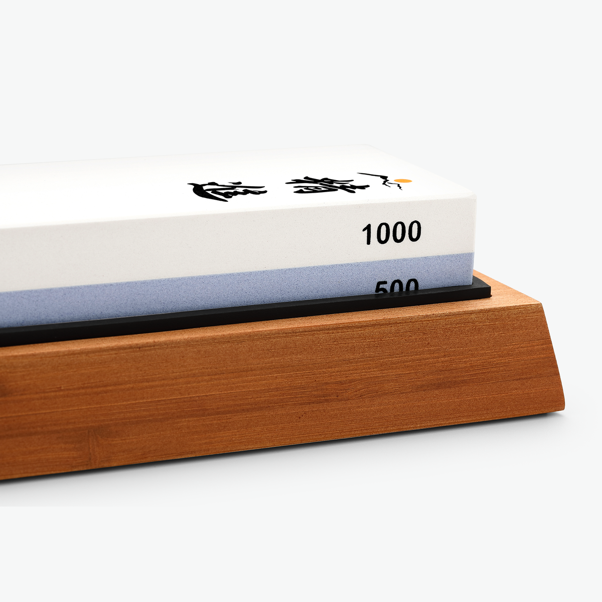 Shōjin Schleifstein 500/1000 im Bambushalter, aus der Nähe