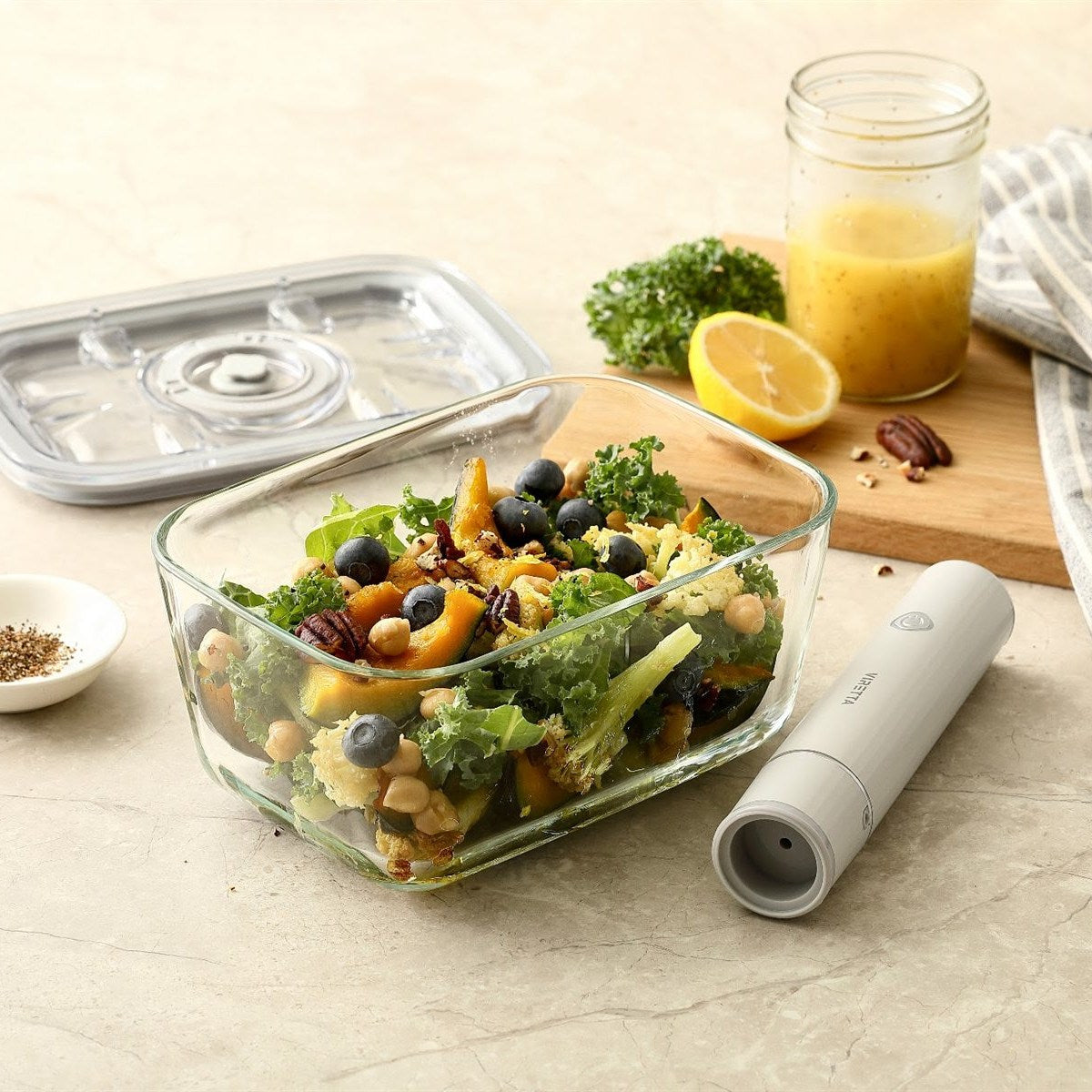 Vakuumbehälter aus Glas mit Salat – Deckel und elektrische Vakuumpumpe liegen daneben #Größe_1400 ml