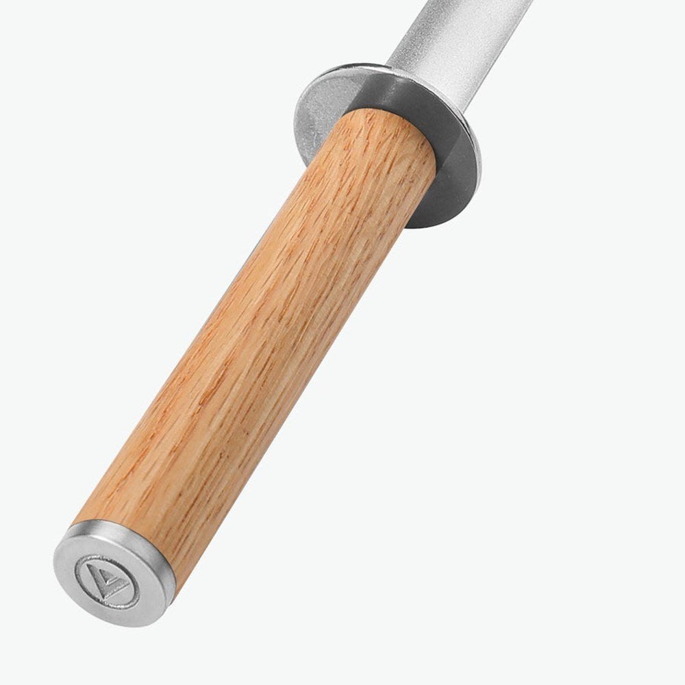 Griff aus Eiche mit Endkappe am Wetzstahl Pro, aus der Nähe #Material_Eiche