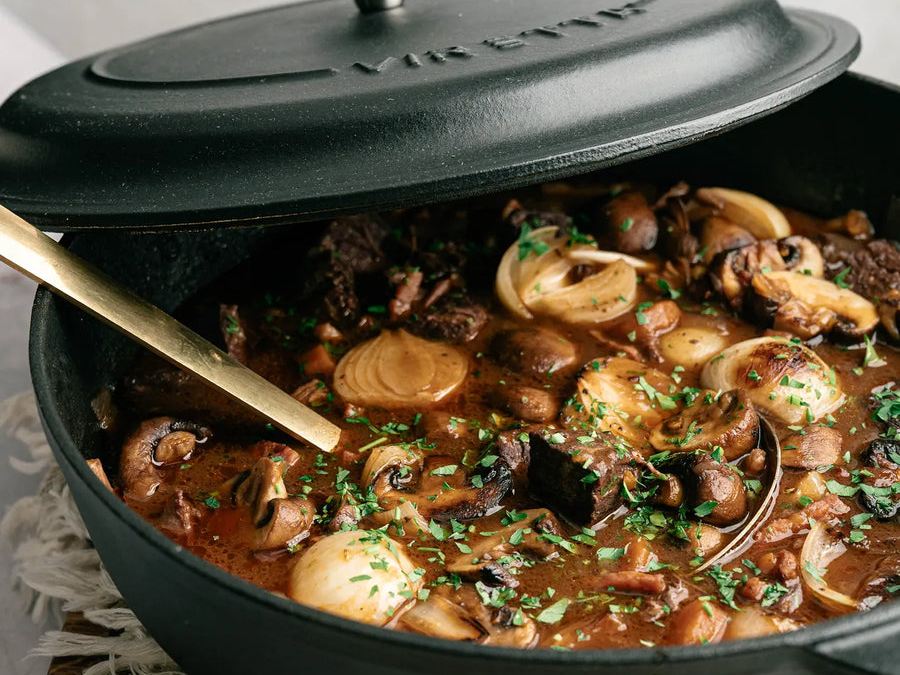 Bœuf bourguignon in einem moosgrünen emaillierten Gusseisentopf