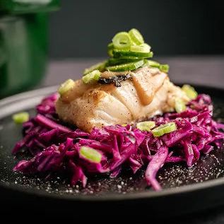 Gebratener Kabeljau auf Rotkohl mit Frühlingszwiebeln