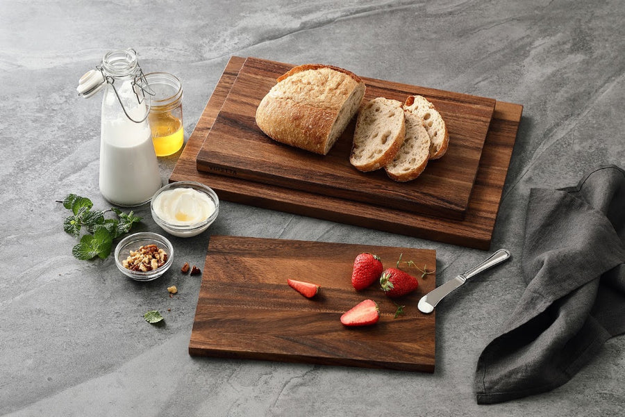 Schneidebretter aus Walnuss mit Brot und Erdbeeren