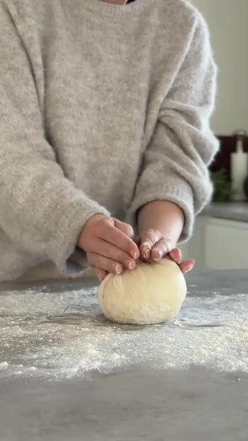 Teig wird geknetet, Brot im grünen Gusseisentopf gebacken