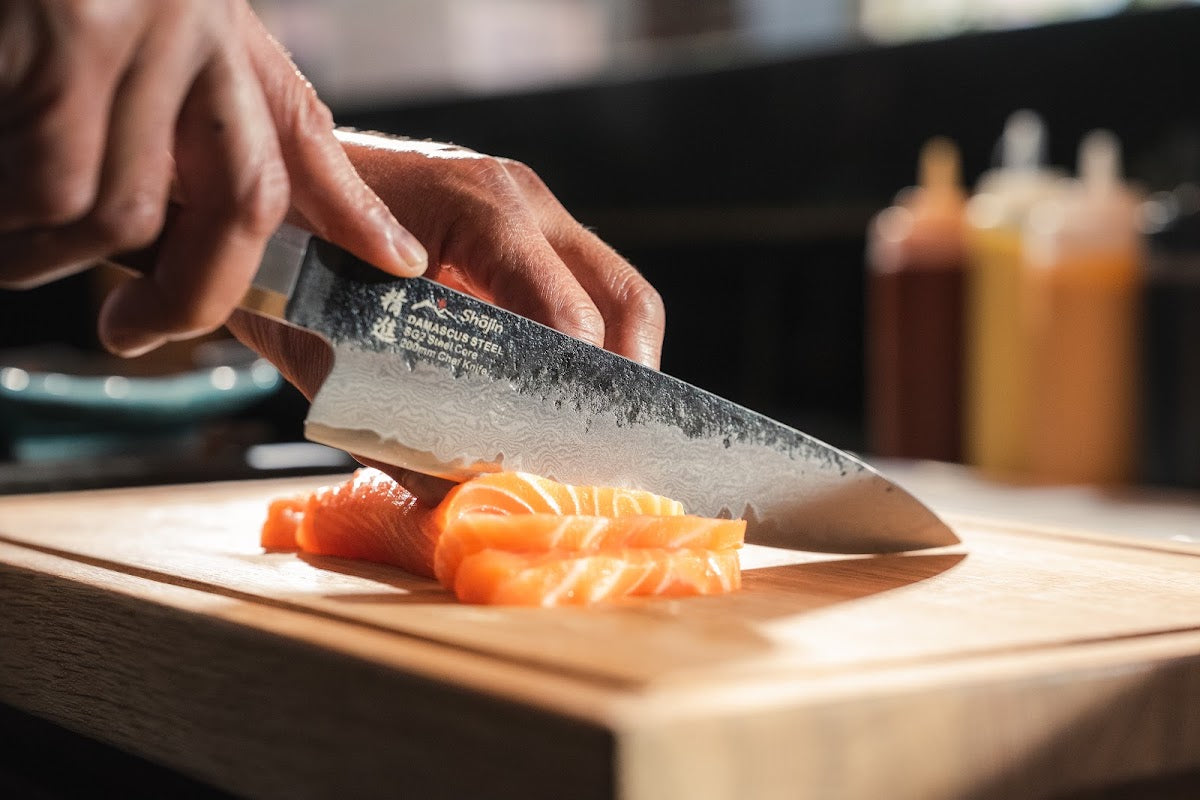 Lachs wird bei Sushi Taro mit einem Shōjin-Messer geschnitten