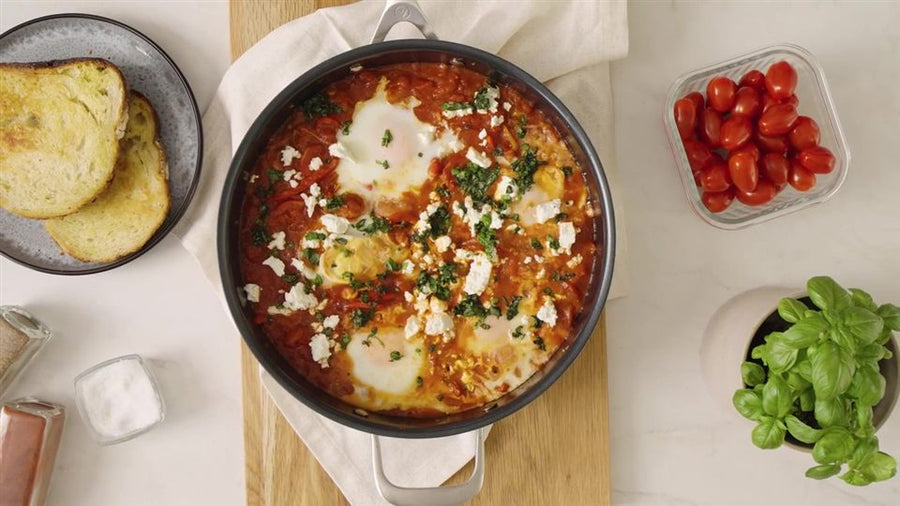 Shakshuka mit Tomaten und Kräutern