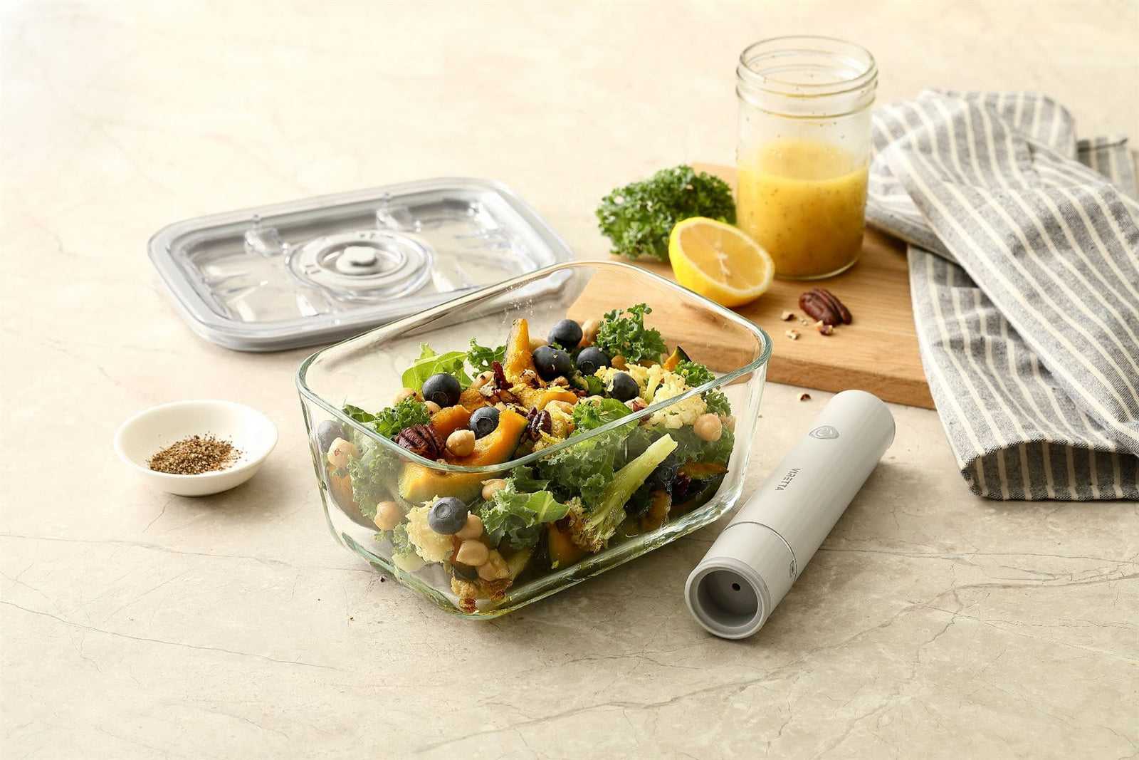 Vakuumbehälter aus Glas mit Salat und Pumpe