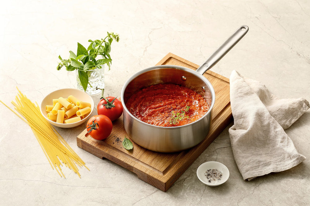 Kasserolle Ø20 mit Tomatensoße, Pasta und Tomaten