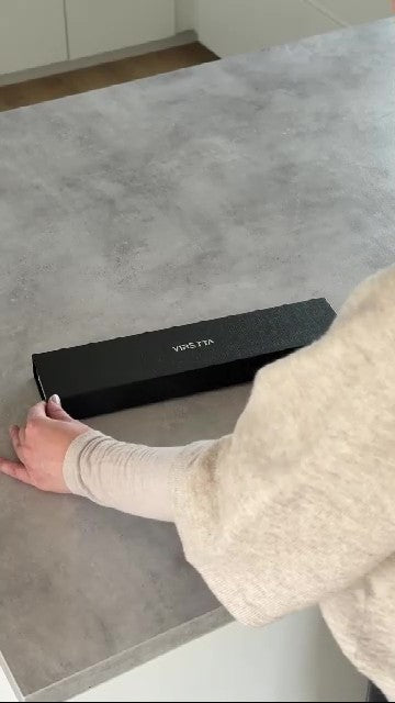 Ein Kochmesser wird ausgepackt und auf einem Schneidebrett benutzt