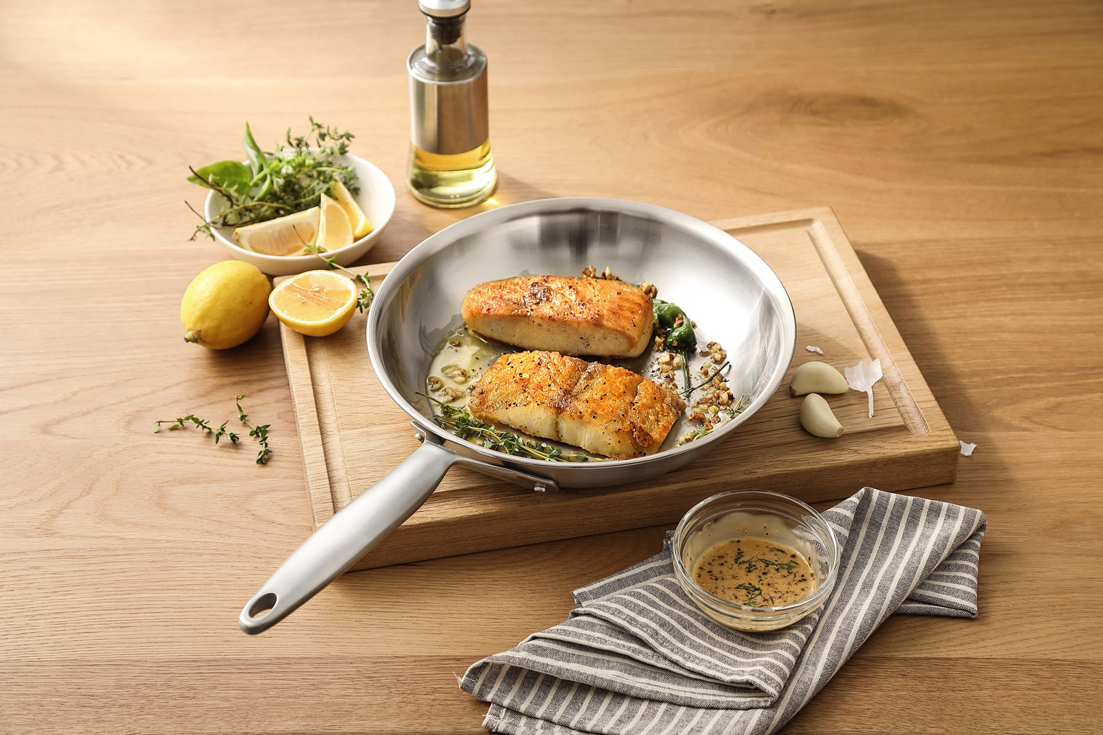 Bratpfanne aus Edelstahl mit Fisch und Zitrone